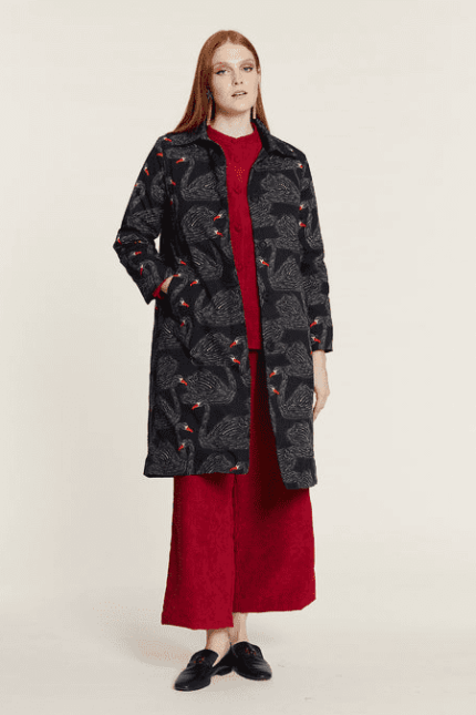 PEPALOVES <BR><BR>IMPERMEÁVEL PEPA - CASACO MIDI CISNES - PRETO