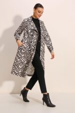 TRENCH COAT ESTAMPADO C/ GOLA DUPLA CRU/PRETO ELLA BY TAM - Image 2