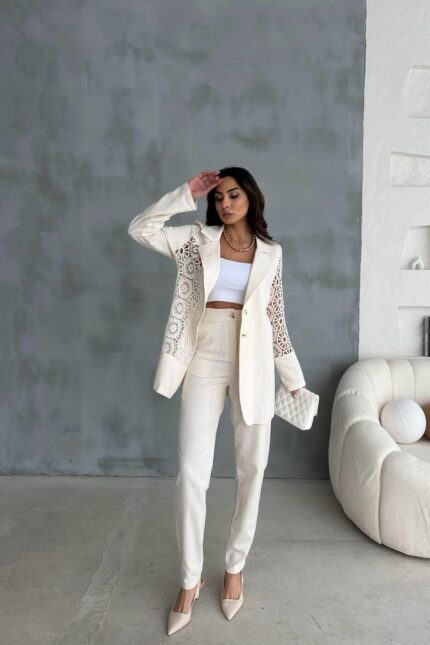 CONJUNTO CALÇA E CASACO C/ DETALHES EM RENDA CRU ELLA BY TAM