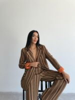 ELLA BY TAM<BR><BR>CONJUNTO CALÇA E CASACO LISTRADO CASTANHO - Image 4