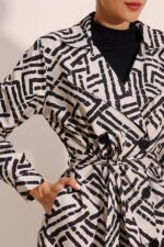 TRENCH COAT ESTAMPADO C/ GOLA DUPLA CRU/PRETO ELLA BY TAM - Image 3