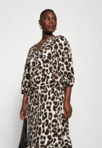 VESTIDO CARMAKOMA - CARLIVIA LIFE 3/4 WRAP MIDI DRESS - Regular Fit - Leopard - Image 2