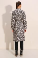 TRENCH COAT ESTAMPADO C/ GOLA DUPLA CRU/PRETO ELLA BY TAM - Image 4