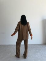 ELLA BY TAM<BR><BR>CONJUNTO CALÇA E CASACO LISTRADO CASTANHO - Image 3