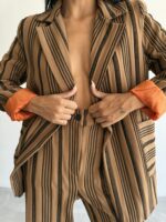 ELLA BY TAM<BR><BR>CONJUNTO CALÇA E CASACO LISTRADO CASTANHO - Image 2