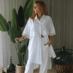 BLUSA BRANCA COM DETALHES NAS MANGAS E RENDA NAS COSTAS MARIA CATITA - TAM U