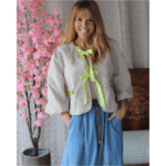 CASACO CURTO BEGE COM LACINHOS VERDE ALFACE MARIA CATITA - TAM U