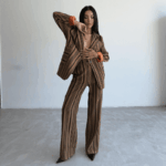 ELLA BY TAM<BR><BR>CONJUNTO CALÇA E CASACO LISTRADO CASTANHO