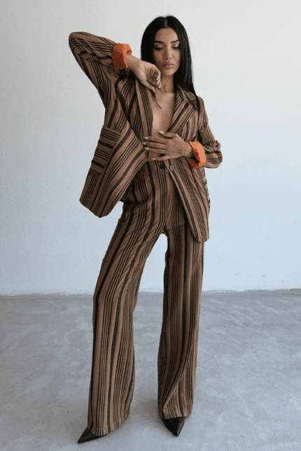 ELLA BY TAM<BR><BR>CONJUNTO CALÇA E CASACO LISTRADO CASTANHO