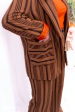 ELLA BY TAM<BR><BR>CONJUNTO CALÇA E CASACO LISTRADO CASTANHO - Image 6