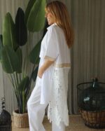 BLUSA BRANCA COM DETALHES NAS MANGAS E RENDA NAS COSTAS MARIA CATITA - TAM U - Image 3