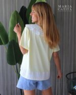 BLUSA AMARELO MANTEIGA COM GOLA BABETE BRANCA - MARIA CATITA - TAM U - Image 2