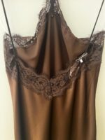 ELLA BY TAM<BR><BR>VESTIDO ACETINADO RENDA - CHOCOLATE - TAM L/XL - Image 3