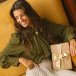 MAÏTTÈ <BR><BR> CAMISA COM JABOT AMOVÍVEL - TAM U