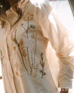 MAÏTTÈ <BR><BR> CAMISA CRU COM DETALHES BORDADOS - TAM U - Image 2