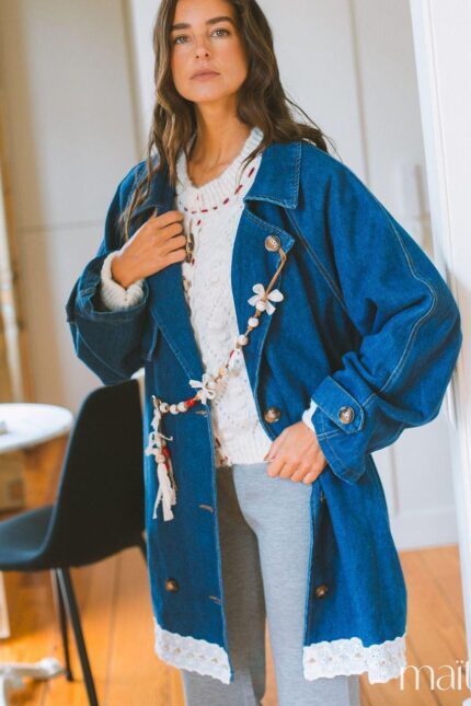 MAÏTTÈ <BR><BR> CASACO GANGA COM RENDA E DETALHES - TAM U