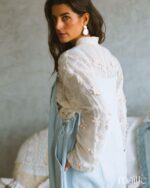 MAÏTTÈ <BR><BR>CAMISA COM FLORES BORDADAS BRANCO PÉROLA - TAM U