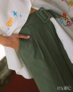 MAÏTTÈ <BR><BR>CALÇA VERDE COM CINTO - TAM U - Image 4