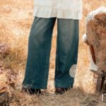 MAÏTTÈ <BR><BR> CALÇA LINHO AZUL GANGA COM FLOR - TAM U